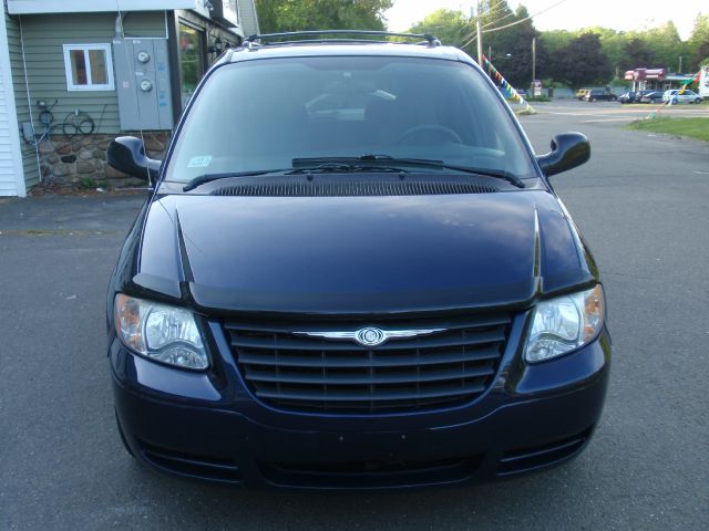 Chrysler Town and Country 2005 photo 11