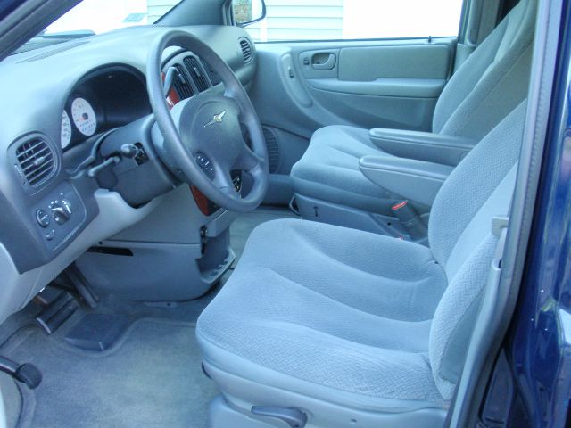 Chrysler Town and Country 2005 photo 16