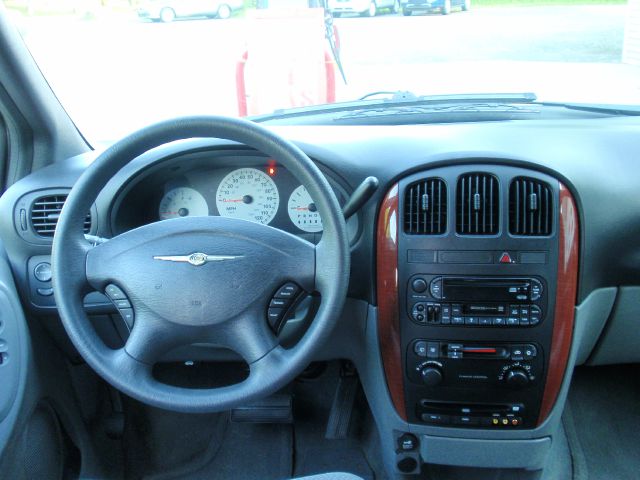Chrysler Town and Country 2005 photo 6