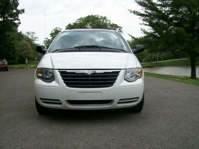 Chrysler Town and Country 2006 photo 1