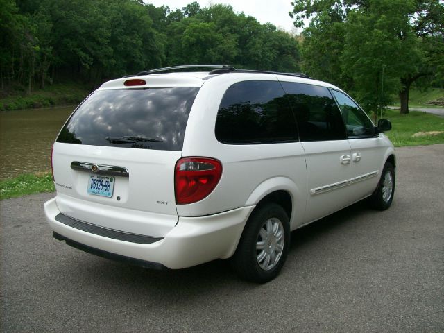 Chrysler Town and Country 2006 photo 10