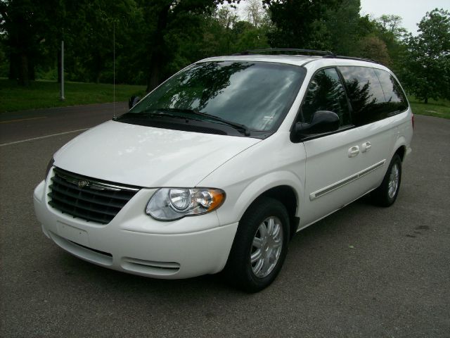 Chrysler Town and Country 2006 photo 15