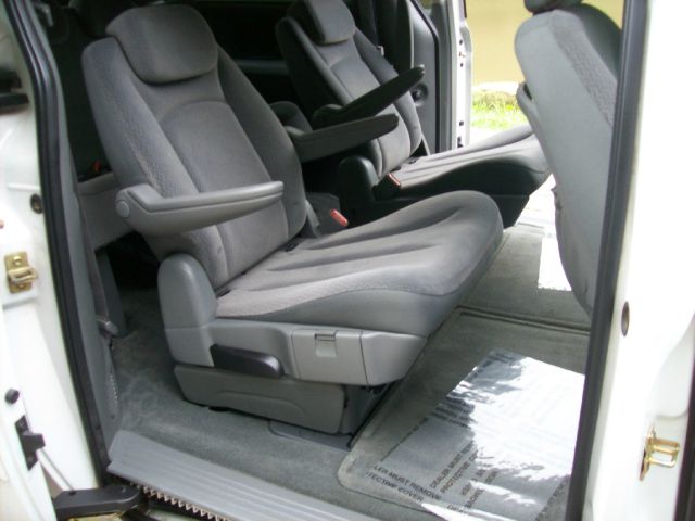 Chrysler Town and Country 2006 photo 16