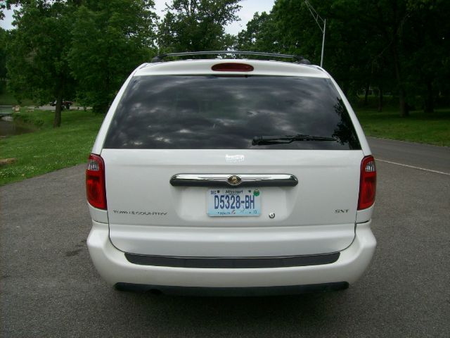 Chrysler Town and Country 2006 photo 2