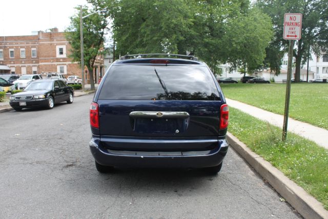 Chrysler Town and Country 2006 photo 16
