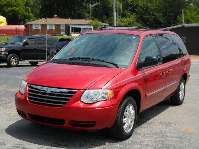Chrysler Town and Country 2006 photo 1
