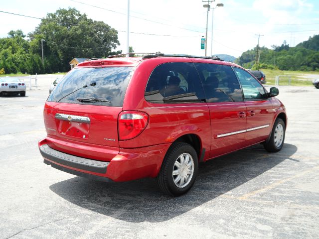 Chrysler Town and Country 2006 photo 2