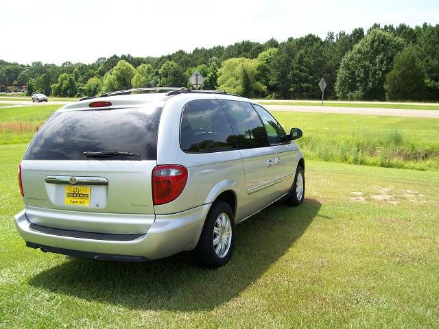 Chrysler Town and Country 2006 photo 2