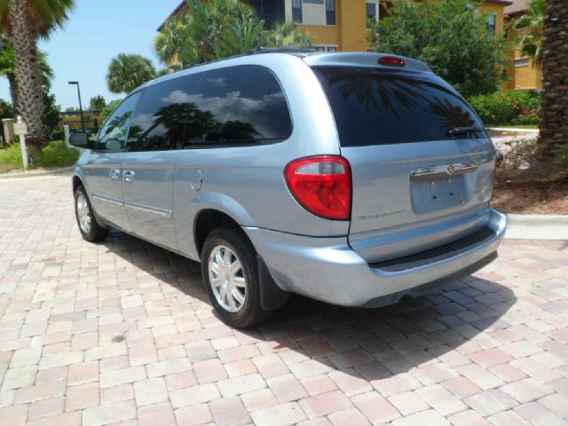 Chrysler Town and Country 2006 photo 1