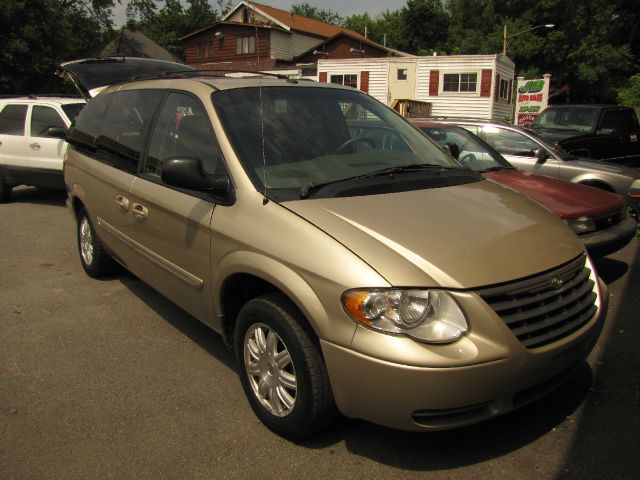 Chrysler Town and Country 2006 photo 2
