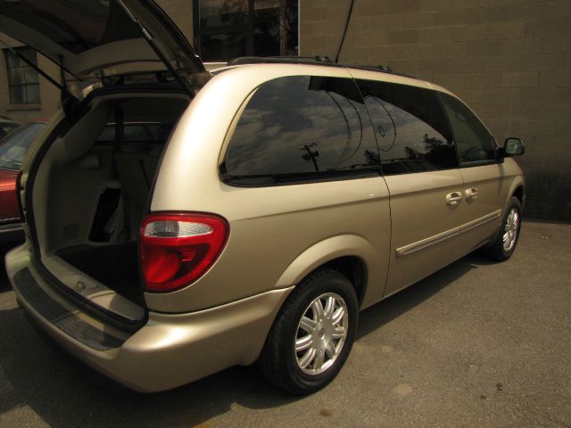 Chrysler Town and Country 2006 photo 3
