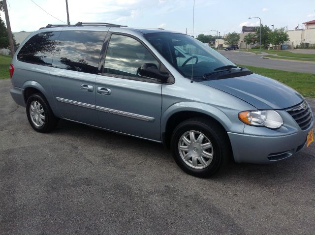 Chrysler Town and Country 2006 photo 2