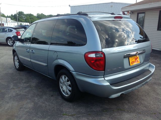 Chrysler Town and Country 2006 photo 3