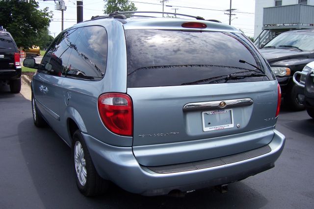 Chrysler Town and Country 2006 photo 1