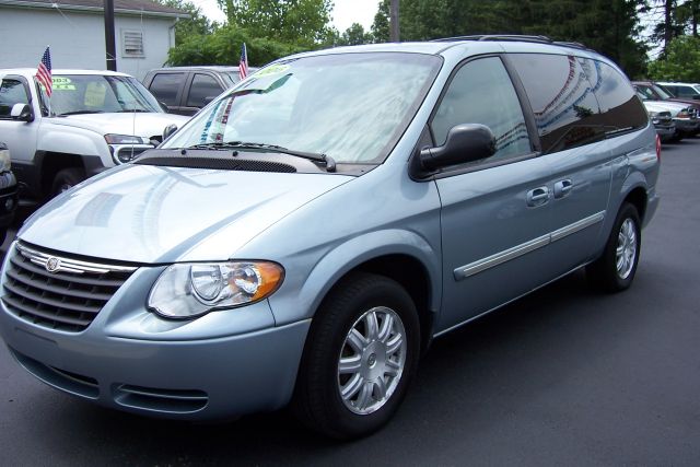 Chrysler Town and Country 2006 photo 2