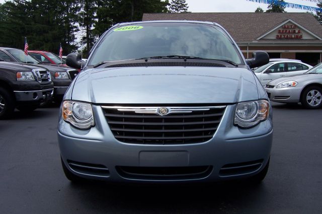 Chrysler Town and Country 2006 photo 3
