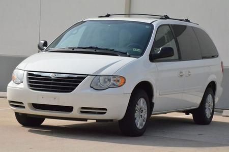 Chrysler Town and Country 2006 photo 2