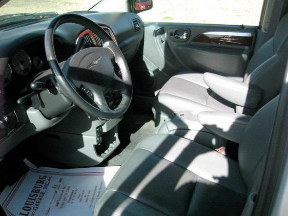 Chrysler Town and Country 2006 photo 8