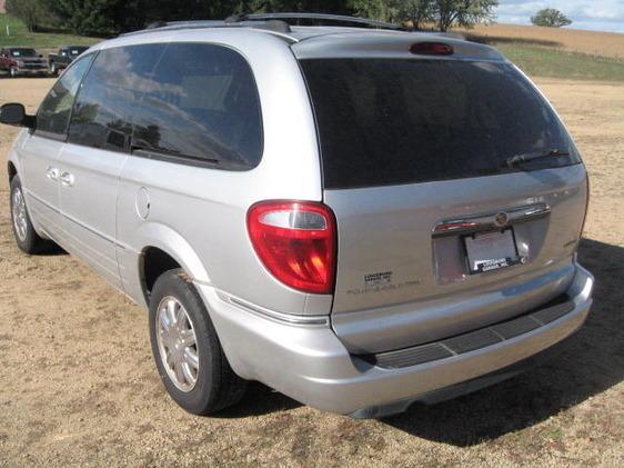 Chrysler Town and Country 2006 photo 9