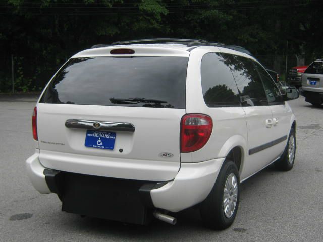 Chrysler Town and Country 2006 photo 1