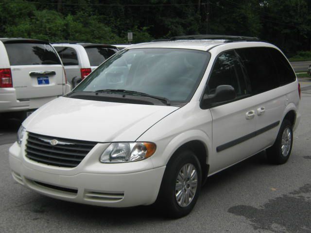 Chrysler Town and Country 2006 photo 2