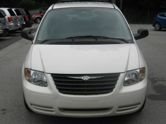 Chrysler Town and Country 2006 photo 3