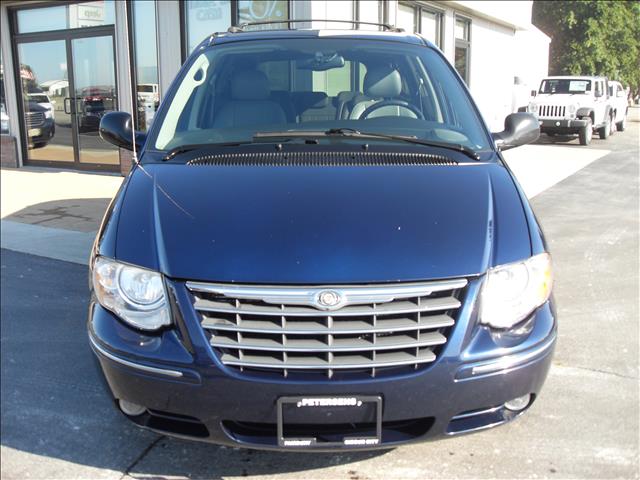 Chrysler Town and Country 2006 photo 1
