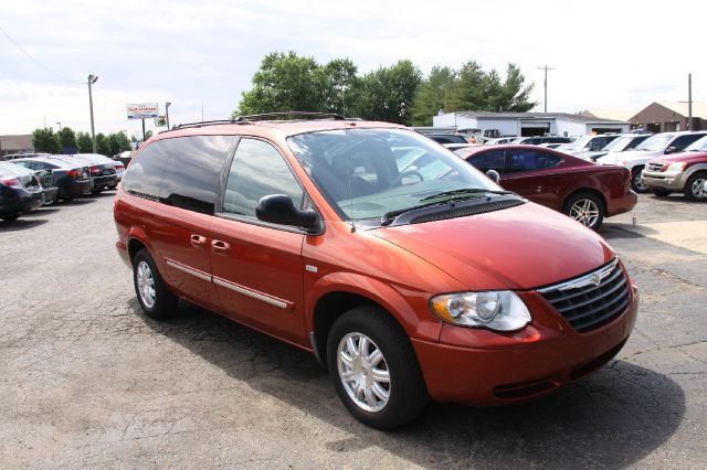 Chrysler Town and Country 2006 photo 1