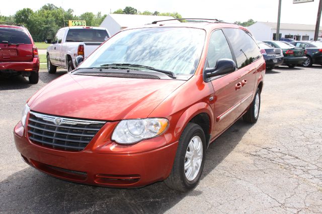 Chrysler Town and Country 2006 photo 2