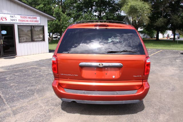 Chrysler Town and Country 2006 photo 3