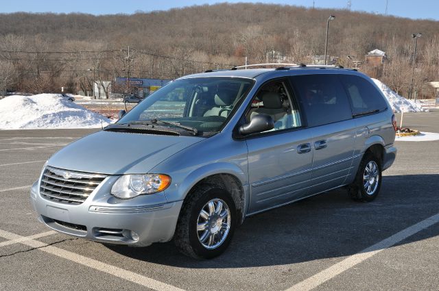 Chrysler Town and Country 2006 photo 1