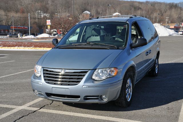 Chrysler Town and Country 2006 photo 2