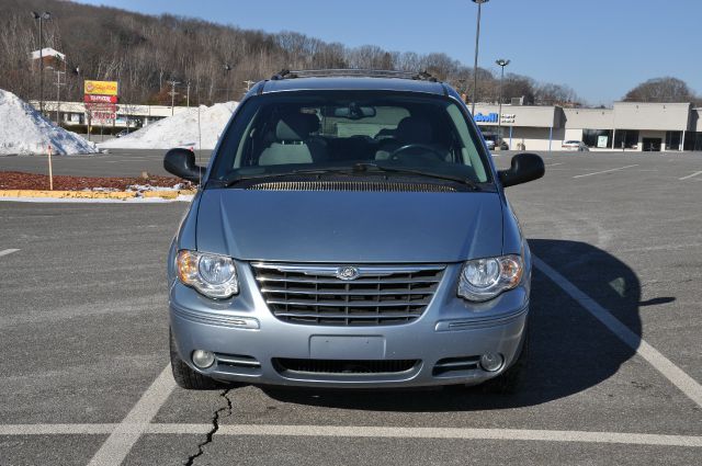 Chrysler Town and Country 2006 photo 3