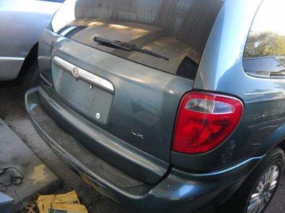 Chrysler Town and Country 2006 photo 1