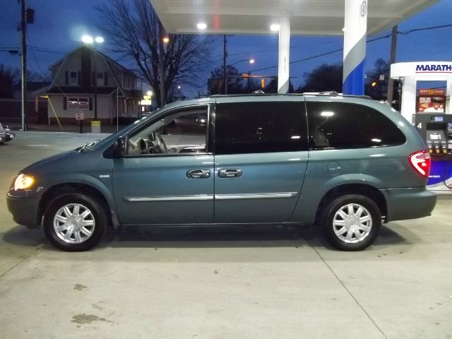 Chrysler Town and Country 3.5 MiniVan