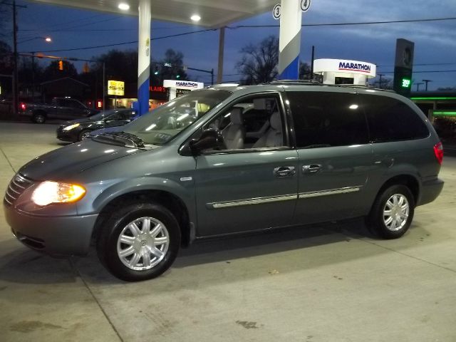 Chrysler Town and Country 2006 photo 1
