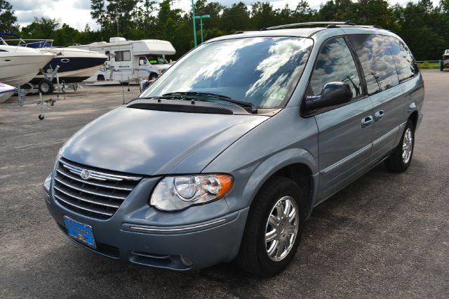 Chrysler Town and Country 2006 photo 1