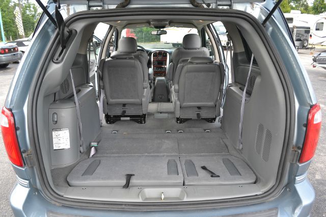 Chrysler Town and Country 2006 photo 2