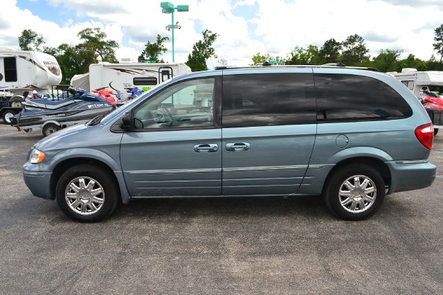 Chrysler Town and Country 2006 photo 3