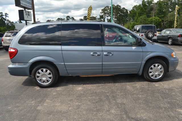 Chrysler Town and Country 2006 photo 4