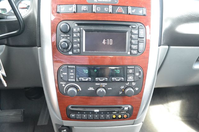 Chrysler Town and Country 2006 photo 9