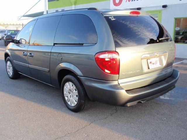 Chrysler Town and Country 2006 photo 2