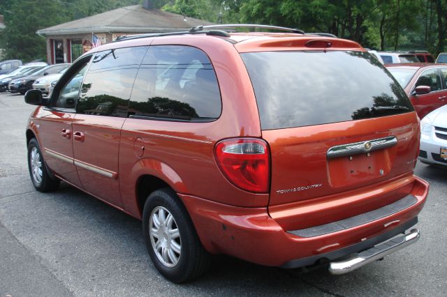 Chrysler Town and Country 2006 photo 1