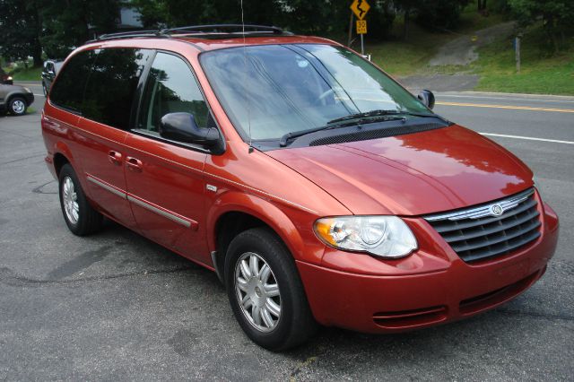 Chrysler Town and Country 2006 photo 2