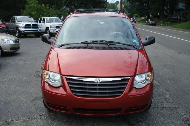 Chrysler Town and Country 2006 photo 3