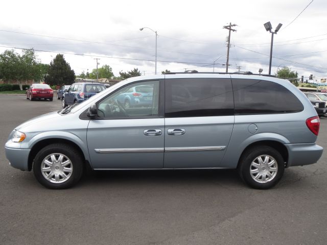 Chrysler Town and Country 2006 photo 1