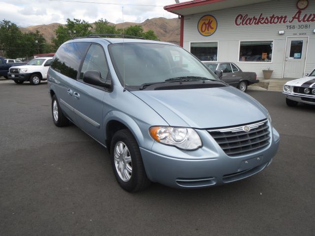 Chrysler Town and Country 2006 photo 13
