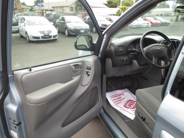 Chrysler Town and Country 2006 photo 2