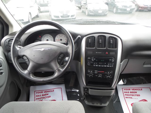 Chrysler Town and Country 2006 photo 5