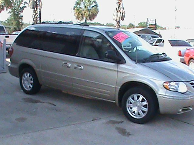 Chrysler Town and Country 2006 photo 2